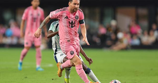 Từ đối thủ, Casemiro ca ngợi Messi ngày ra mắt Inter Miami: ‘Vị thần của bóng đá’