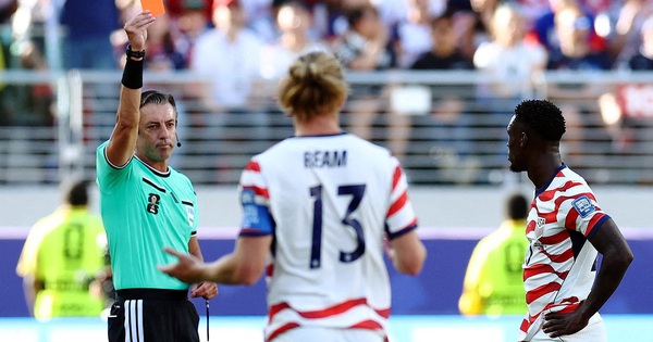 Sao Mỹ vừa bị thẻ đỏ tranh cãi, FIFA vẫn cho phép ra sân đấu Bỉ: Tổng thống Trump cảm ơn