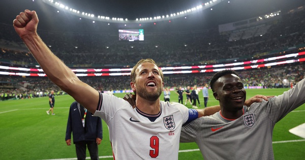 &lsquo;Quá thương&rsquo; Harry Kane giọng khản đặc cả lại sau màn ca hát vang trời cùng hàng nghìn CĐV Anh