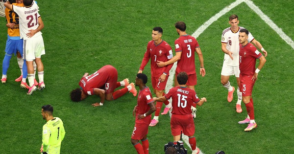 HLV Tây Ban Nha gây sốt với cảnh ôm Ronaldo: 'Tôi ngưỡng mộ giá trị anh ấy...&rsquo;
