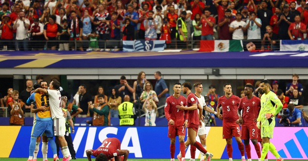 Báo Bồ Đào Nha cay đắng: &lsquo;Kết cục thật tuyệt vọng, HLV Martinez sai lầm vì cố giữ Ronaldo&rsquo;