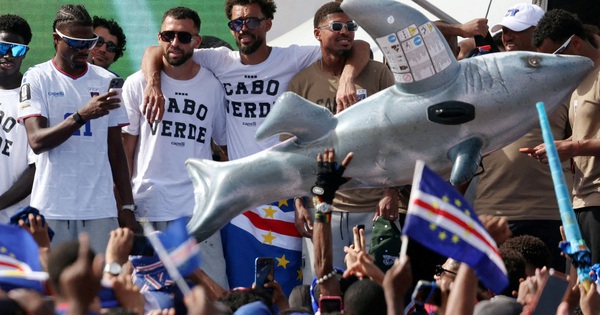Những người hùng Cabo Verde được chào đón vô cùng nồng hậu tại quê nhà, thủ môn Vozinha &lsquo;đắt show&rsquo;