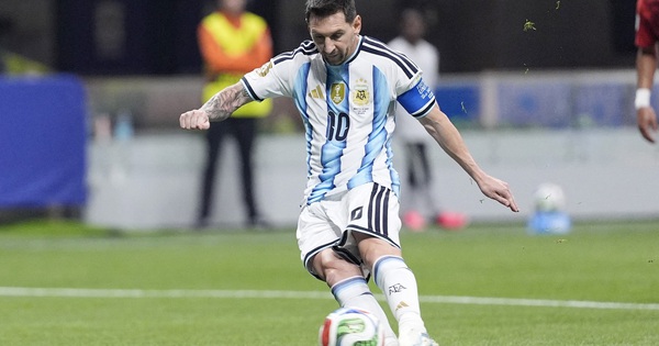 Argentina không nên để Messi tiếp tục đá phạt đền