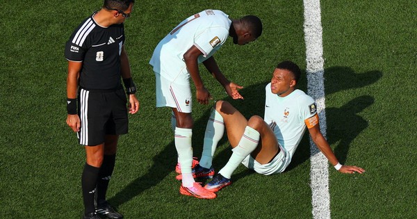 Pháp nín thở khi Mbappe tập tễnh rời sân: 'Không sao, tôi ổn'