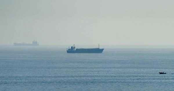 Iran cáo buộc Mỹ leo thang, 2 tàu dầu bị không kích gần eo biển Hormuz