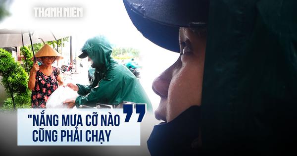 Mưa lớn ập xuống, câu nói của nam shipper nuôi con 8 tháng khiến nhiều người nghẹn lòng