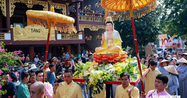 Ngày vía Quan Âm: Dòng người đổ về ngôi chùa có 7 tượng khổng lồ bên sông Tiền