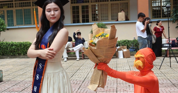 Nữ sinh viên 'chơi tới bến' hóa trang Lorax quỳ gối tặng hoa cho bạn nữ