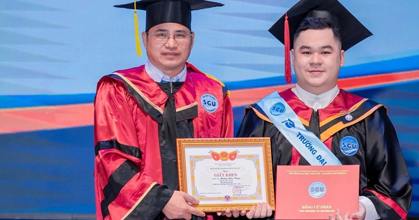 Xúc động nam sinh mang theo hình ảnh mẹ quá cố nhận bằng tốt nghiệp
