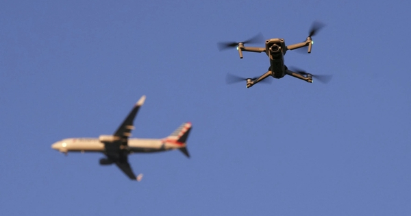 Drone - đe dọa lớn nhất của máy bay chở khách