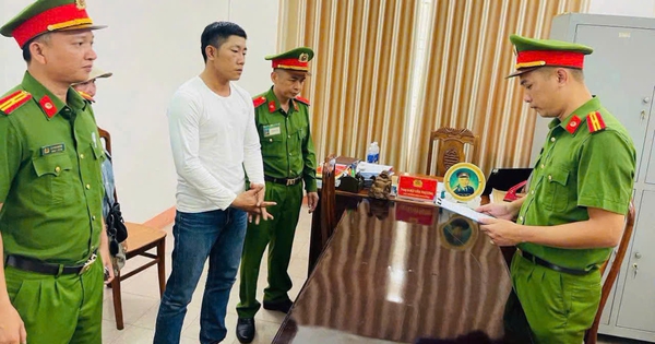 Tranh giành khách, tài xế xe 16 chỗ bị kẹp cổ, đấm đá giữa đường