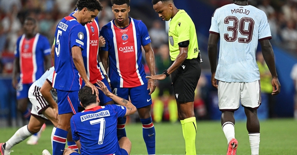 Trọng tài người Somalia từng bị Mỹ từ chối nhập cảnh ở World Cup đi vào lịch sử