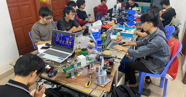 Sinh viên mê tự động hóa đến ‘xưởng thực chiến’, nơi sản phẩm công nghệ ra đời