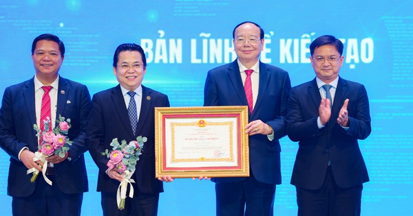 Trường ĐH Hoa Sen đón nhận Huân chương lao động hạng Ba