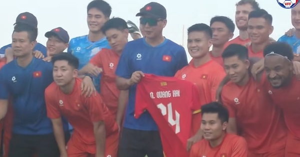Quang Hải nhận món quà tuyệt vời từ thầy Kim, lời chúc đặc biệt vì xô đổ kỷ lục của Công Vinh
