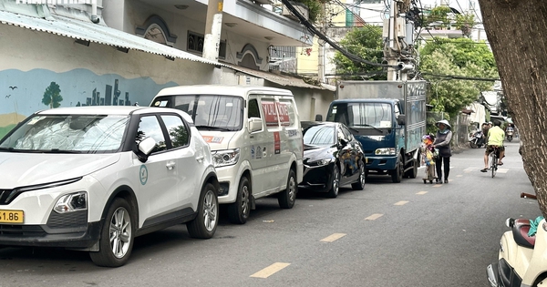 Ô tô đậu trên đường gây nguy hiểm