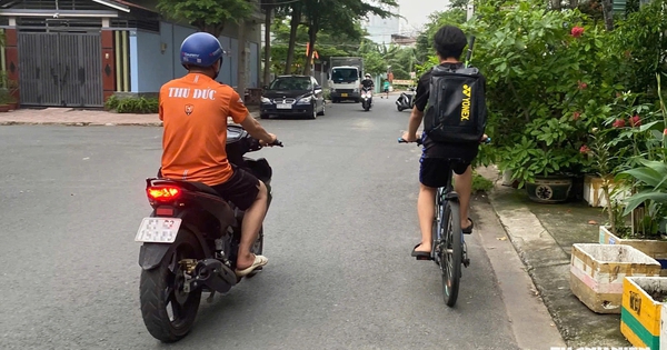 Tình yêu mang tên 'âm thầm ở phía sau': Khi cha mẹ để con tự lớn
