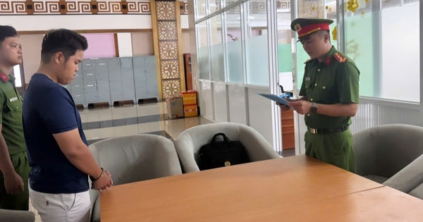 Khởi tố bị can cướp giật xe máy bằng chiêu 'làm rơi ví'