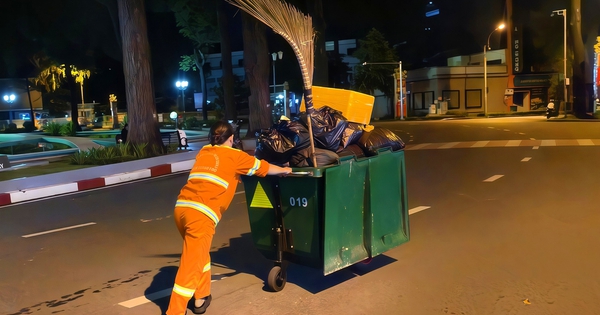 Chiến binh áo cam giữ sạch phố phường