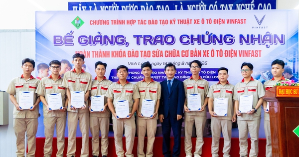 Những sinh viên hoàn thành chương trình xe ô tô điện VinFast đầu tiên ở Vĩnh Long