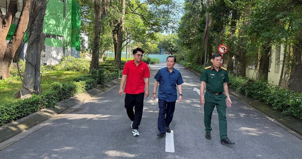 Con trai anh hùng liệt sĩ Lê Thị Riêng thăm ngôi trường mang tên mẹ