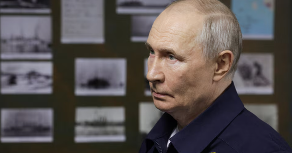 Tổng thống Putin lần đầu đến thăm hòn đảo tranh chấp với Nhật Bản