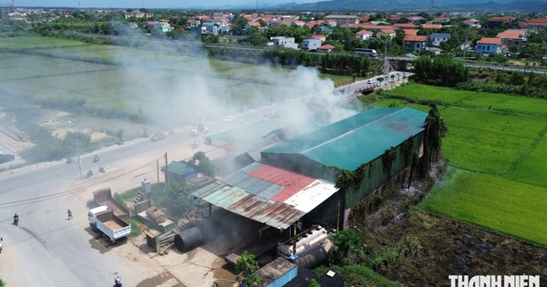 Cháy bãi ruộng, lan vào nhà kho gần cây xăng ở Đồng Hới