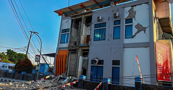 Động đất 7,7 độ Richter rung chuyển Indonesia, xuất hiện sóng thần