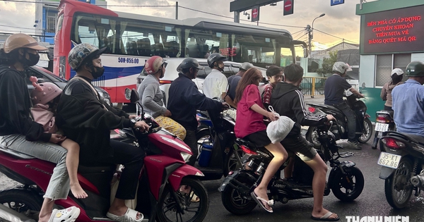 Google Maps đỏ chót, du khách ‘khóc ròng’ vì nỗi khổ mang tên… kẹt phà Bình Khánh