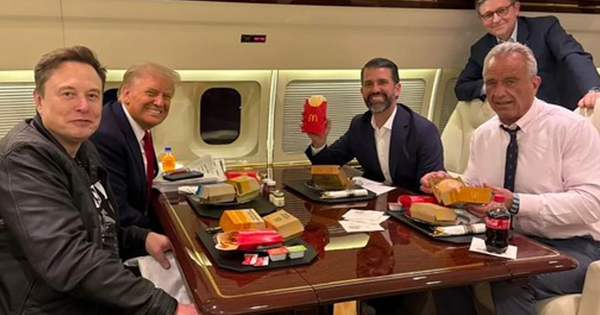 Máy bay riêng của ông Trump chở theo đồ ăn gì?
