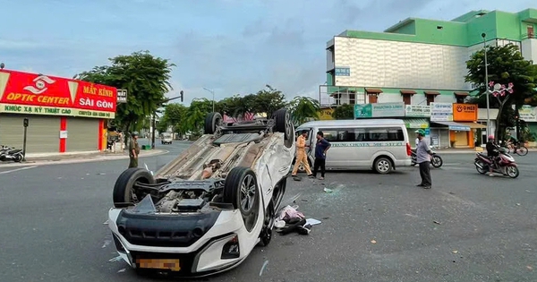 TP.HCM: Ô tô du lịch lật ngửa sau va chạm giao thông, 9 người nhập viện cấp cứu