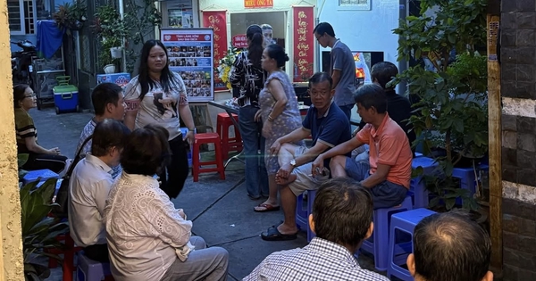 Nhiều người trong hẻm tổ chức lễ tưởng niệm nạn nhân Covid-19, làm loạt chuyện lạ kỳ