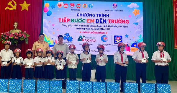 CSGT ở TP.HCM tiếp bước học sinh có hoàn cảnh khó khăn đến trường