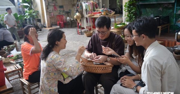 Chợ quê giữa trung tâm TP.HCM: Khách sẵn sàng 'bo thêm' tiền vì điều đặc biệt này