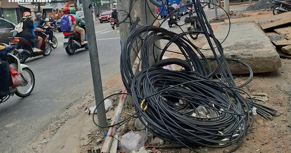 Dây cáp thòng xuống đường
