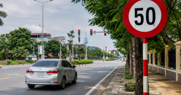Biển báo giới hạn tốc độ có tự hết hiệu lực sau khi xe qua ngã tư?