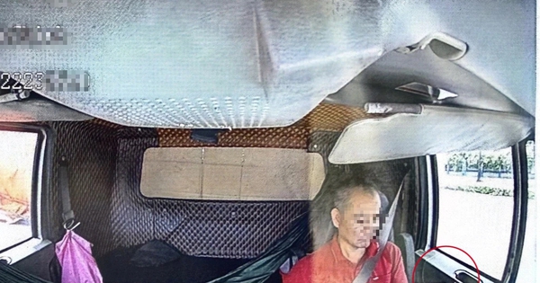 Dùng điện thoại khi lái xe, hơn 1 giờ sau tài xế vẫn bị CSGT phát hiện