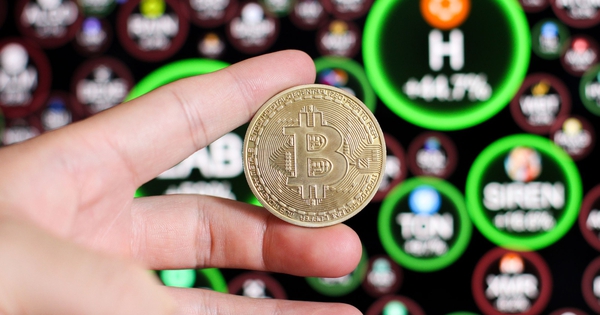 Giá Bitcoin hôm nay 18.8.2026: Vọt lên 64.000 USD khi giá vàng tăng, giá dầu giảm