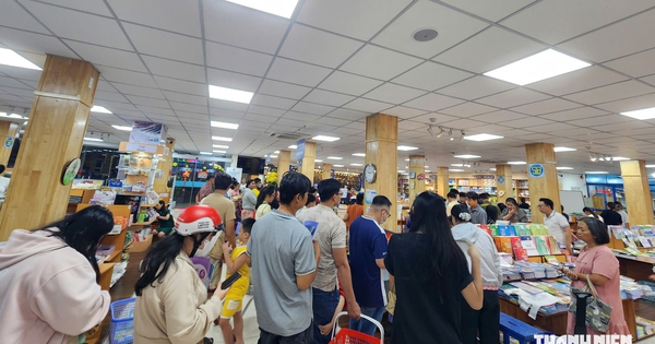 Phụ huynh nói khó mua sách giáo khoa, nhà xuất bản nói gì?