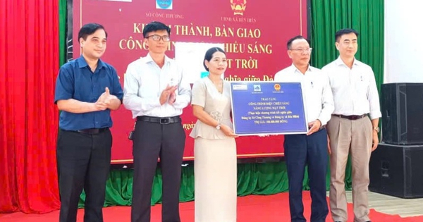 PC Đà Nẵng bàn giao công trình điện chiếu sáng năng lượng mặt trời xã Bến Hiên