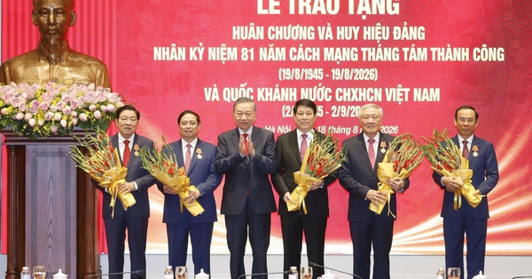 Trao Huân chương Hồ Chí Minh tặng 5 nguyên Ủy viên Bộ Chính trị