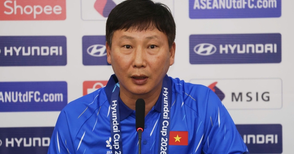 Chuyên gia Hàn Quốc sang Việt Nam ủng hộ HLV Kim Sang-sik, khen Đình Bắc tài năng