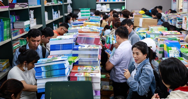 Vất vả mua sách giáo khoa trước năm học mới