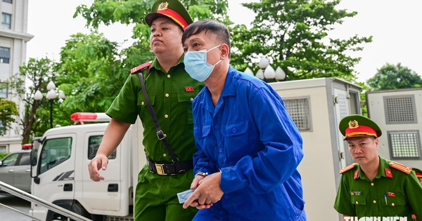 Cựu thứ trưởng Nguyễn Bá Hoan ra tòa trong vụ nhận hối lộ hơn 30 tỉ