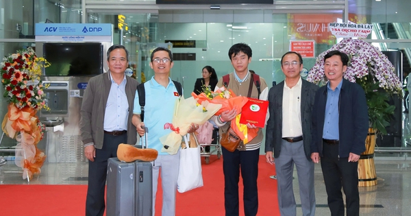 2 lần giành huy chương bạc Olympic, nam sinh được trao thưởng tại sân bay Liên Khương