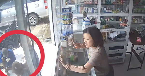 Nhóm thợ hồ đang ăn trước nhà thuốc vội đứng dậy, dược sĩ nói: 'Cứ ngồi đi cô chú!'