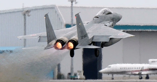 Chiến đấu cơ F-15 của Nhật Bản gãy càng đáp khi hạ cánh