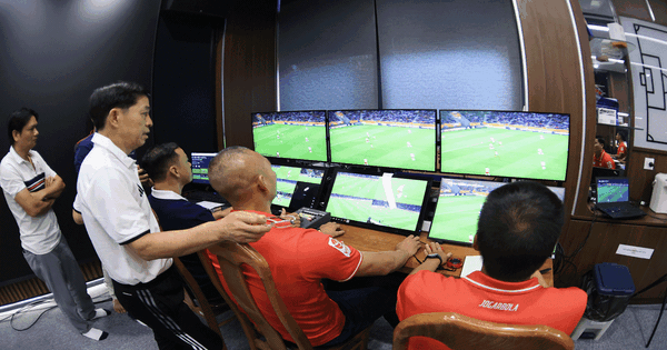 Trọng tài Malaysia học VAR tại Việt Nam, chuyên gia FIFA và Trưởng Ban Trọng tài VFF đứng lớp