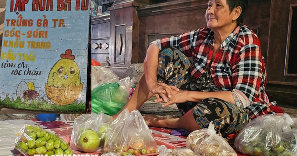 Bà Mùi 72 tuổi mưu sinh ở TP.HCM, vì sao vẫn giữ biển hiệu 'tạp hóa bà Tư'?
