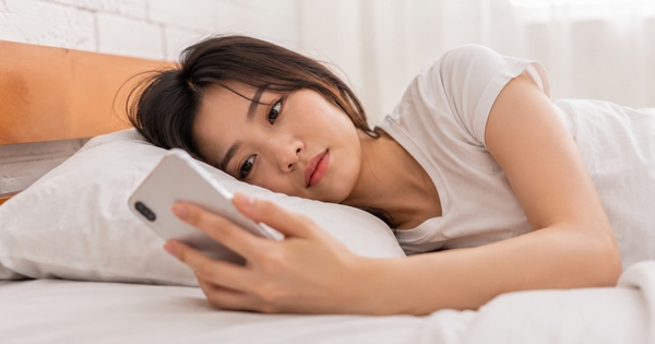 Thói quen 'ôm' điện thoại khi vừa ngủ dậy tàn phá não bộ ra sao?